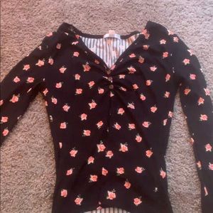 Long sleeve flower shirt with three buttons